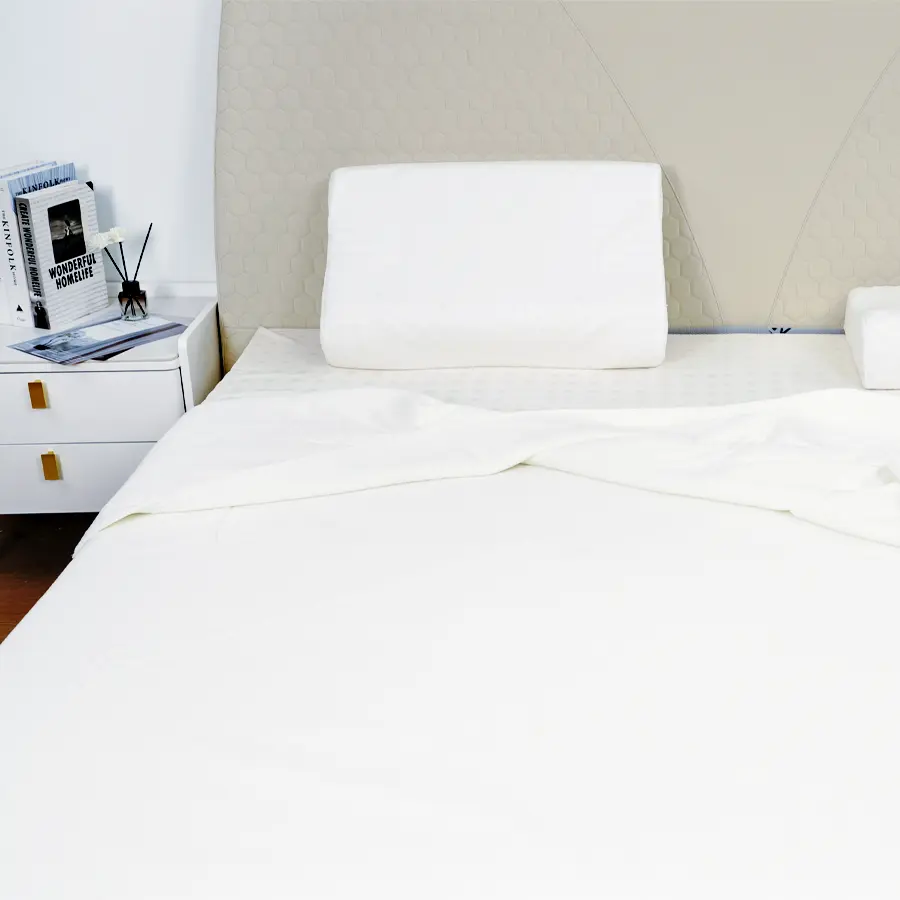 Monochrome Designed Latex Quilt